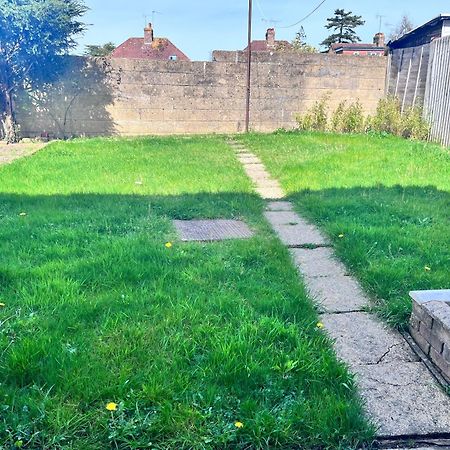 Lush House Close To Ashford Town Centre With Driveway Extérieur photo