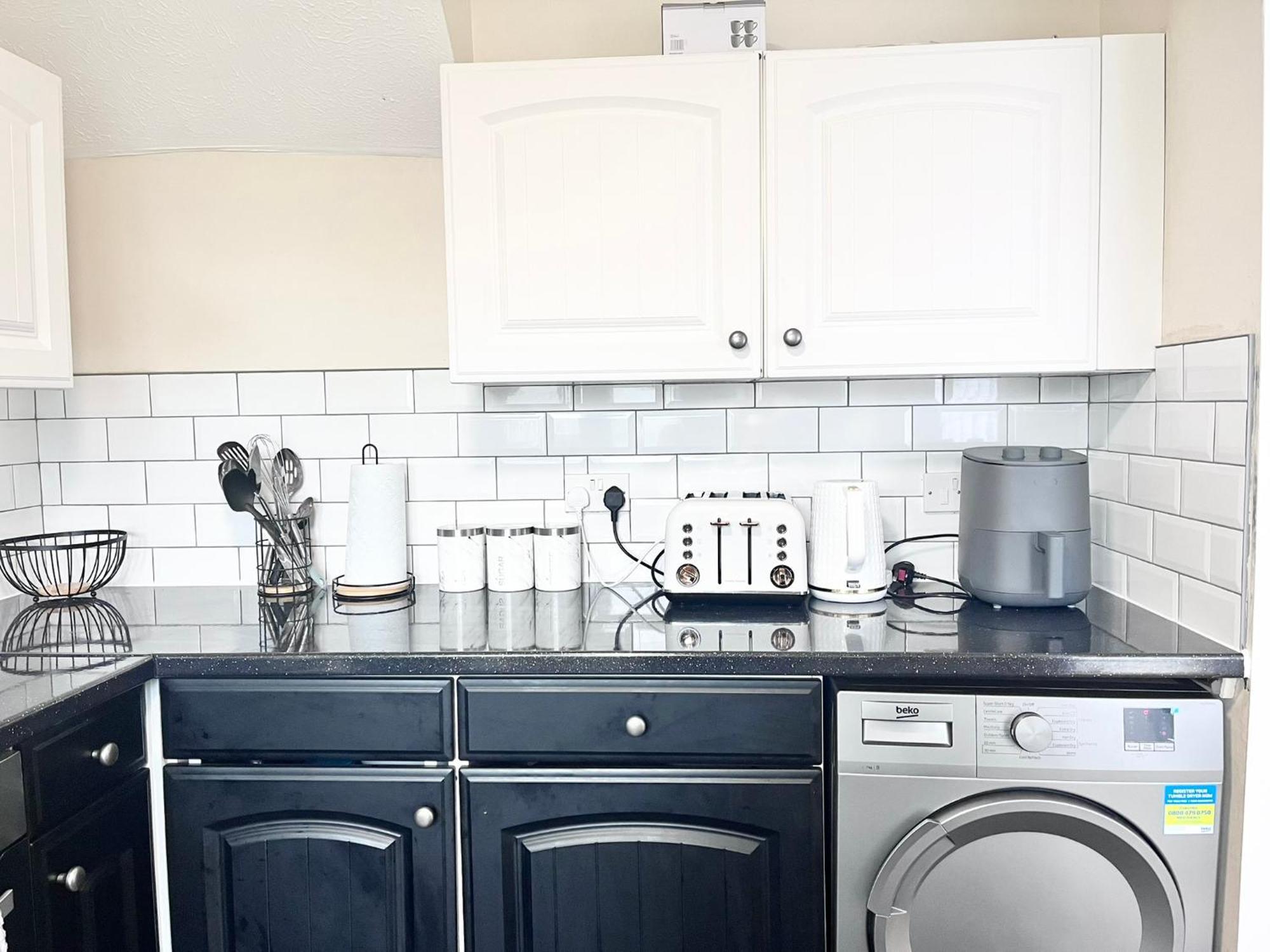 Lush House Close To Ashford Town Centre With Driveway Extérieur photo