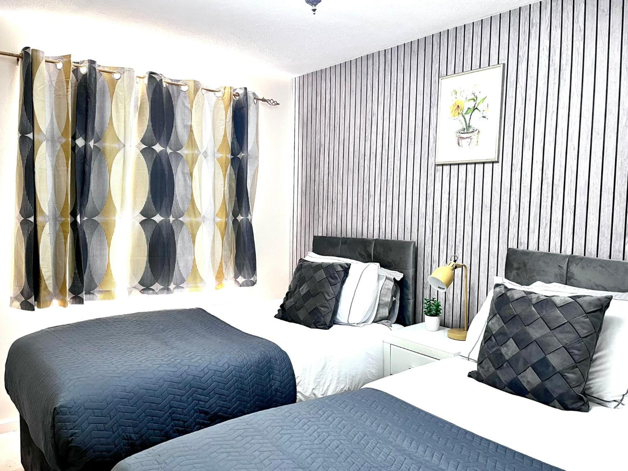 Lush House Close To Ashford Town Centre With Driveway Extérieur photo