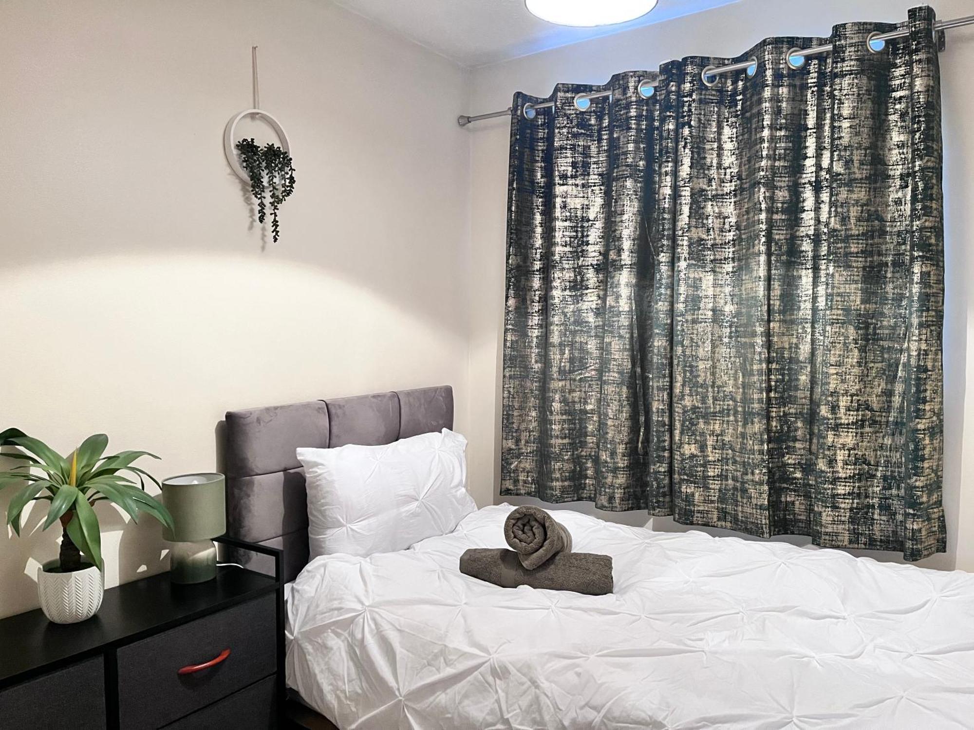 Lush House Close To Ashford Town Centre With Driveway Extérieur photo
