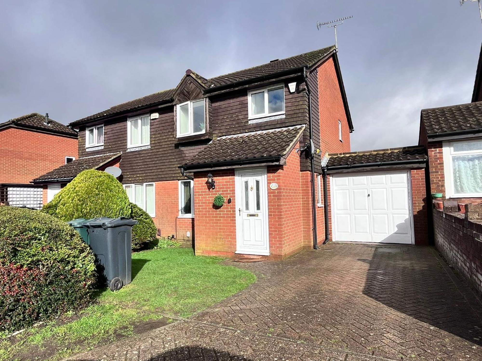 Lush House Close To Ashford Town Centre With Driveway Extérieur photo
