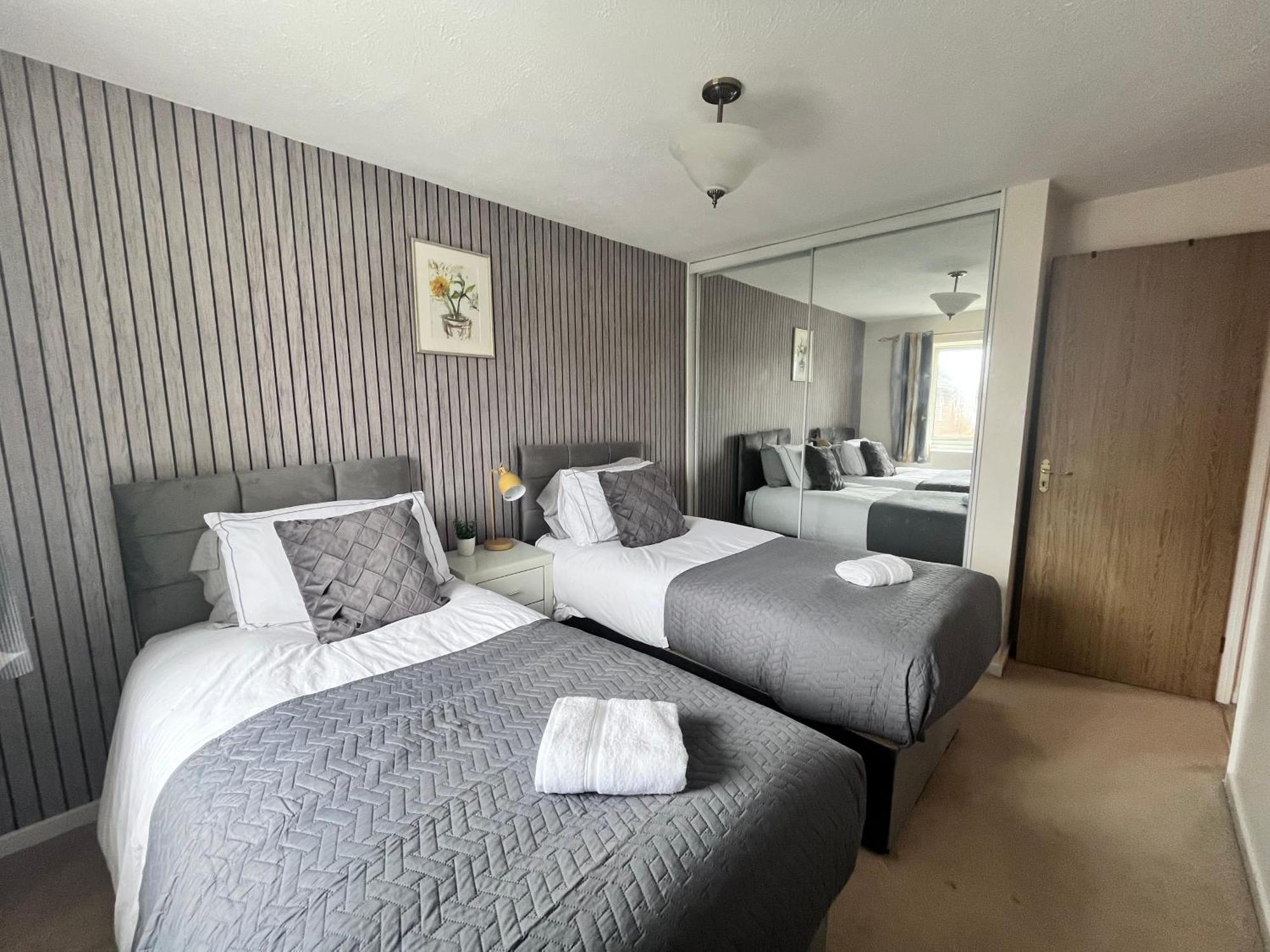 Lush House Close To Ashford Town Centre With Driveway Extérieur photo