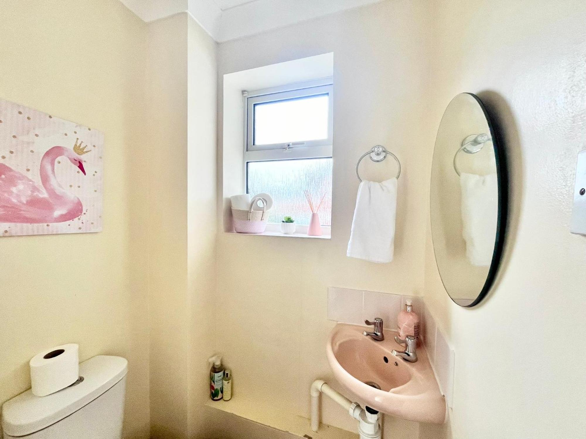 Lush House Close To Ashford Town Centre With Driveway Extérieur photo