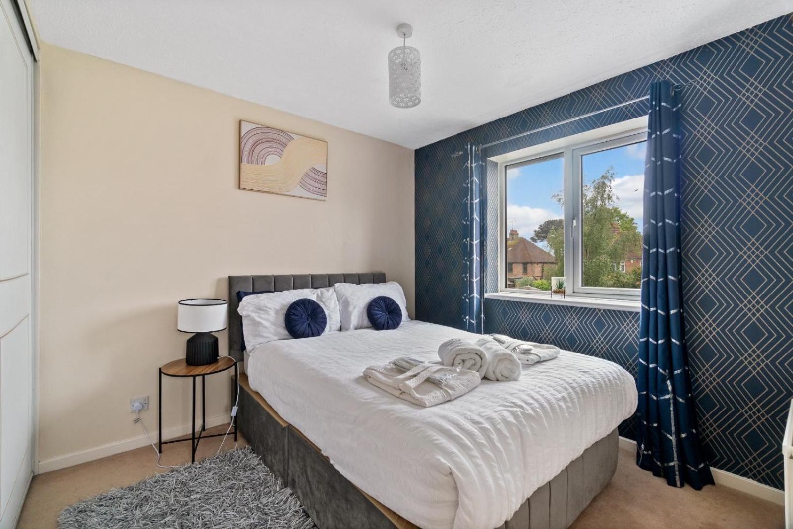 Lush House Close To Ashford Town Centre With Driveway Extérieur photo