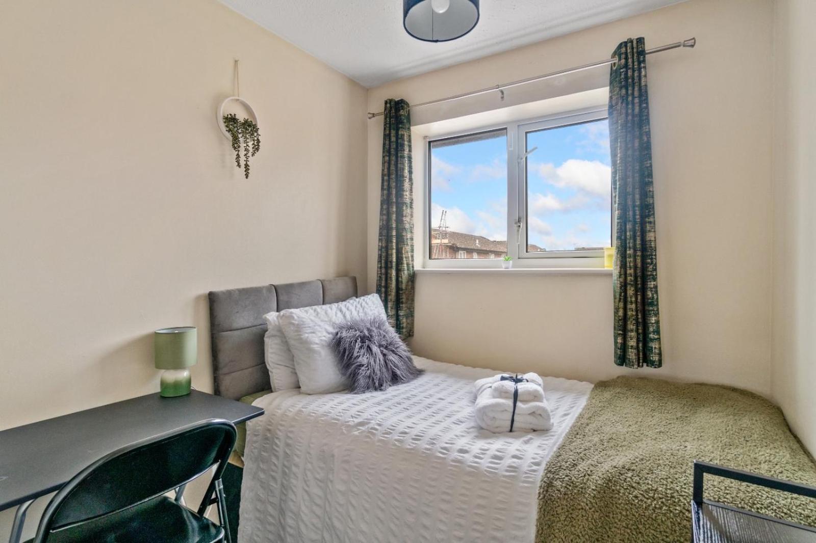 Lush House Close To Ashford Town Centre With Driveway Extérieur photo