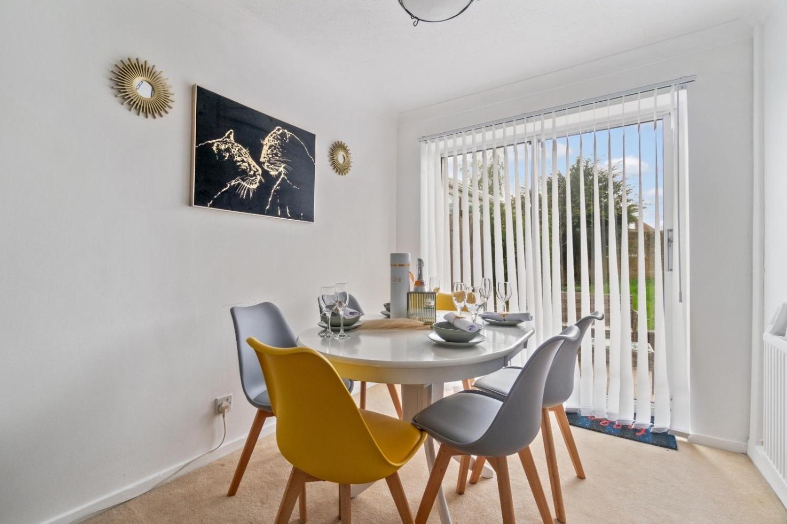 Lush House Close To Ashford Town Centre With Driveway Extérieur photo